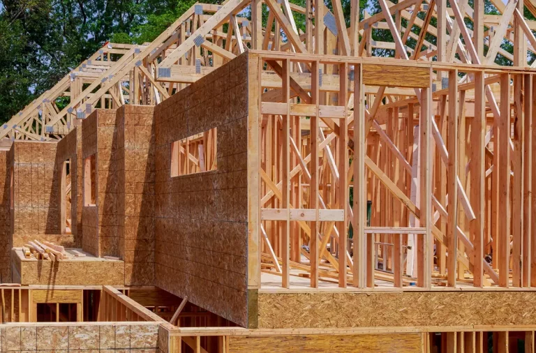 Dom z drewna nie musi wyglądać „rustykalnie” – nowoczesna architektura w drewnie
