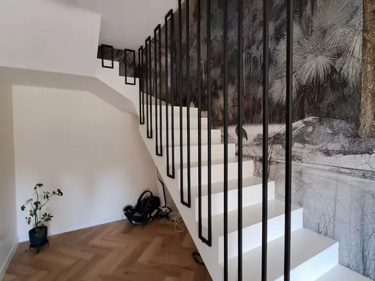 Nowoczesne połączenie stali i szkła – szklane balustrady ze stalową konstrukcją do salonu i na schody.
