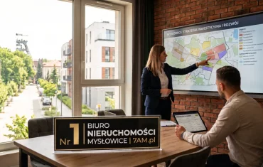Profesjonalne i innowacyjne Biuro Nieruchomości Mysłowice 7AM.pl. Agentka biura nieruchomości 7am.pl prezentuje strategię inwestycyjną na ekranie z mapą katastralną, a klient korzysta z tabletu.